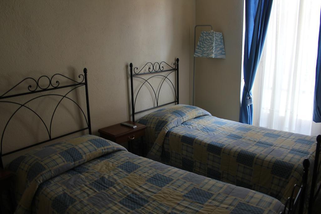 Hotel Porta Santa Maria Busca الغرفة الصورة